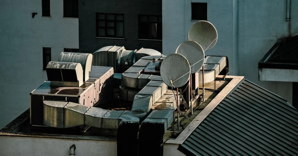 Vista aérea de un tejado urbano en Estambul con platos parabólicos y unidades de ventilación.